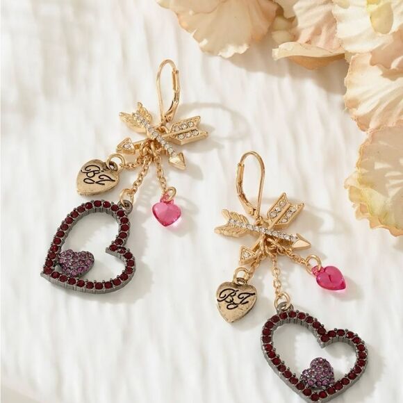 🩷 NEW Betsey Johnson Vintage unique Cupids Arrow heart dangle earrings 🩷 - Picture 4 of 9